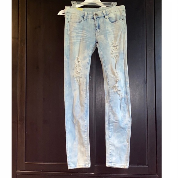 NWOT Machine Light Wash Distressed Jeggings - Picture 1 of 6